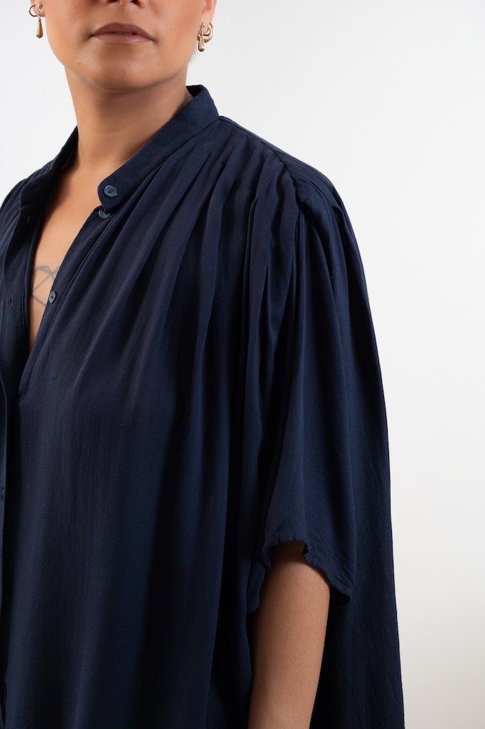 Blouse Marion bleue plissée – détail des plis devant, tissu bleu nuit fluide issu de stock dormant, artisanat français - Onarch