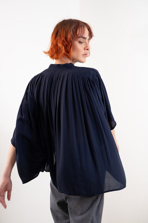 Blouse Marion bleue – vue de dos, plis, manches courtes, fabrication française, tissu bleu nuit fluide issu de stock dormant - Onarch