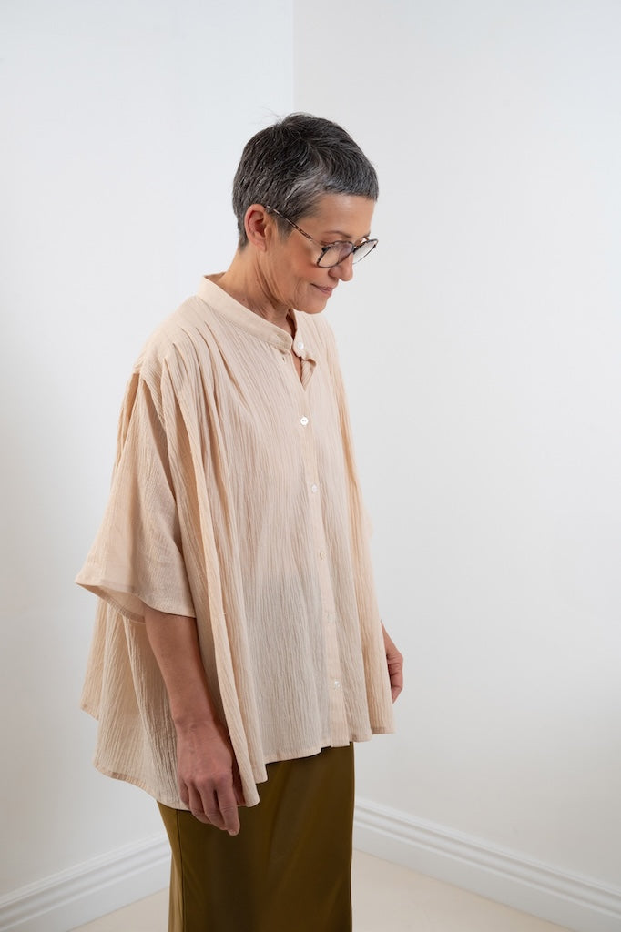 Blouse Marion sable plissée – style éditorial, trois-quart, savoir-faire artisanal, 100% coton, gaze de coton - Onarch