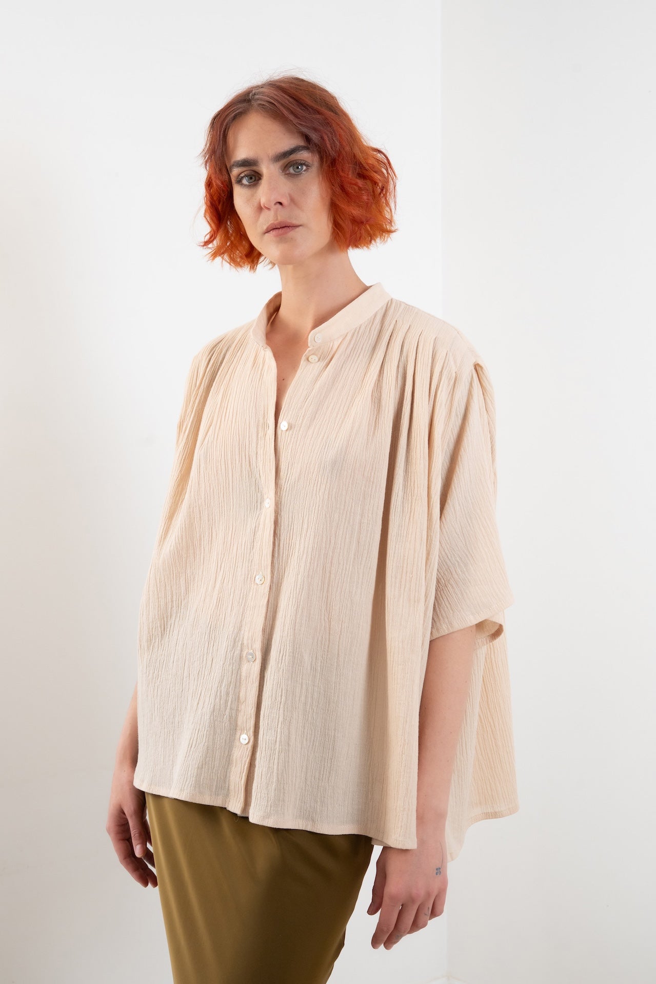 Blouse Marion sable plissée – vue 3/4 face, blouse artisanale en coloris sable, boutons nacres, 100% coton gaze de coton - Onarch