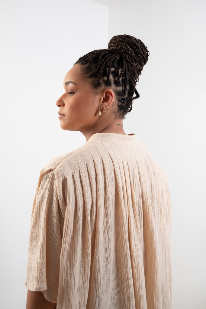 Blouse Marion sable – détail des plis dos, savoir-faire artisanal, 100% coton, gaze de coton - Onarch