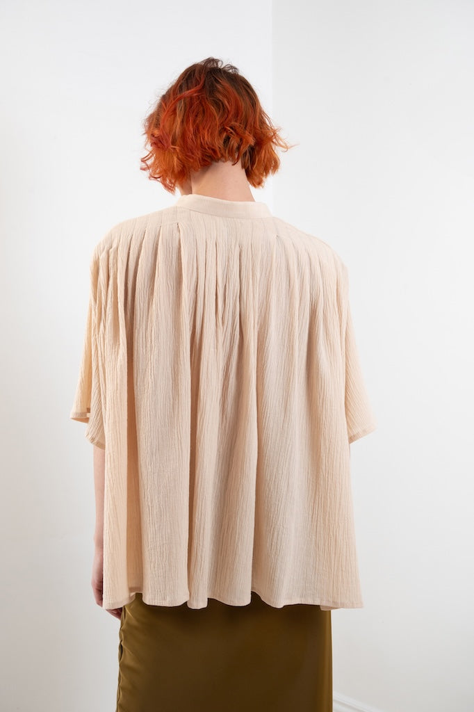Blouse Marion sable plissée – vue de dos, détails de finition artisanale, 100% coton, gaze de coton - Onarch
