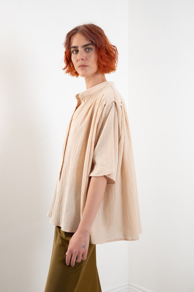 Blouse Marion sable plissée – vue de profil, coupe élégante et artisanale, 100% coton, gaze de coton, boutons nacres - Onarch