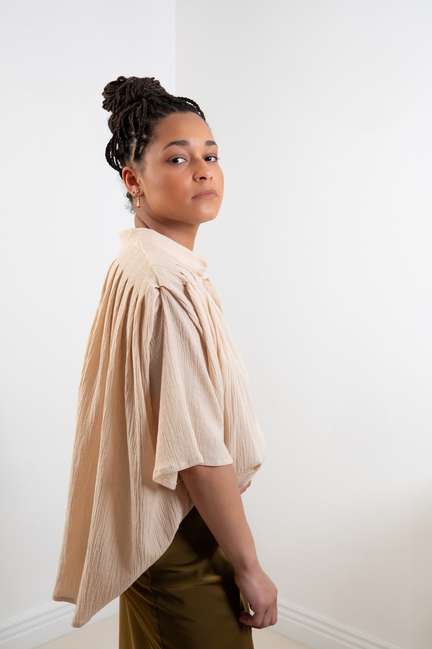 Blouse Marion sable plissée – vue profil rentrée, silhouette structurée, boutons nacres , gaze de coton, 100% coton - Onarch