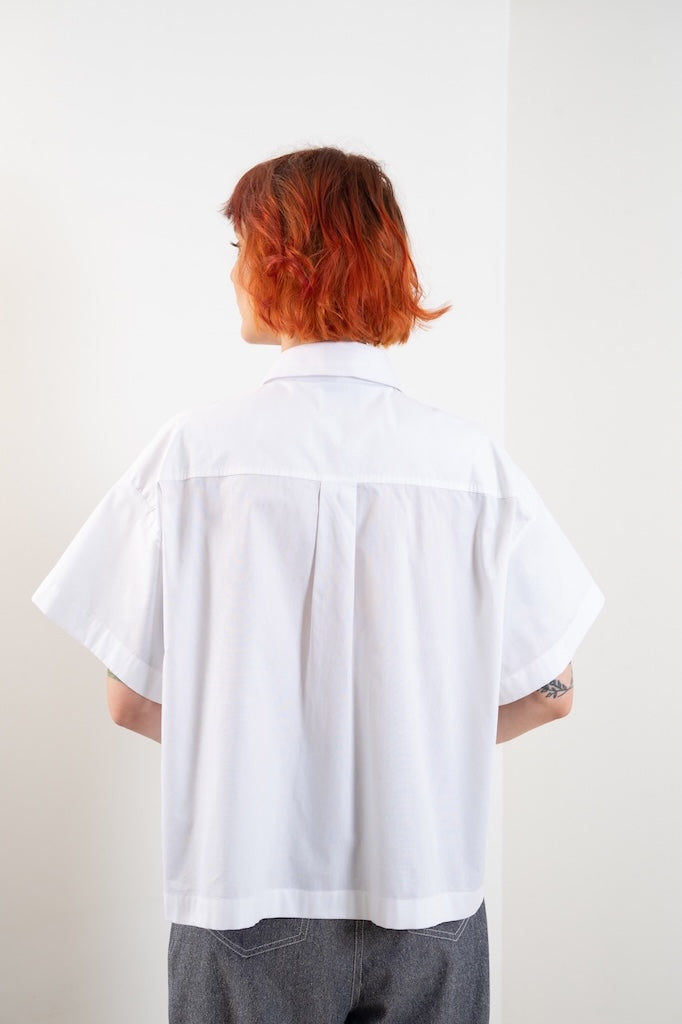 Dos de la chemise Christine Onarch, longueur asymétrique, 100% coton, popeline, fabrication artisanale française