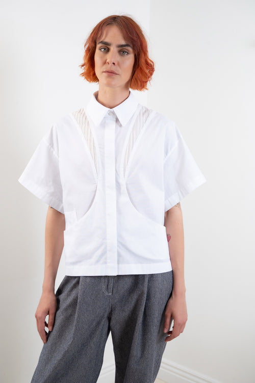 Chemise Christine blanche col chemise, découpes en tissu plissé et poche larges arrondies, coupe structurée , 100% popeline coton – Onarch, made in France