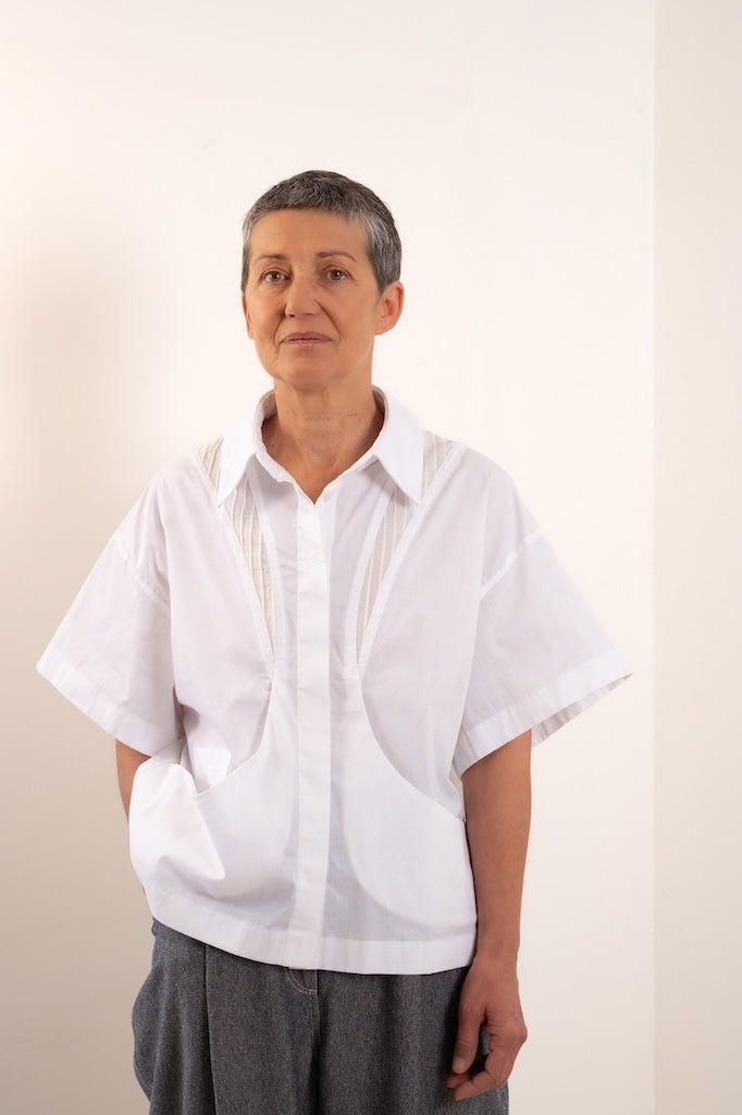 Chemise Christine Onarch portée, silhouette structurée et féminine, col chemise et bas asymétrique, création française 100% coton, popeline