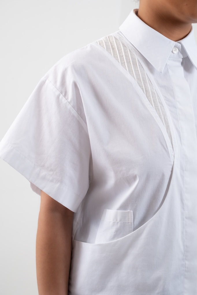 Détail poche large arrondie décollée de la chemise Christine blanche, tissu 100% coton fin de stock, couture soignée, Patte de boutonnage cachée de la chemise, made in France - Onarch