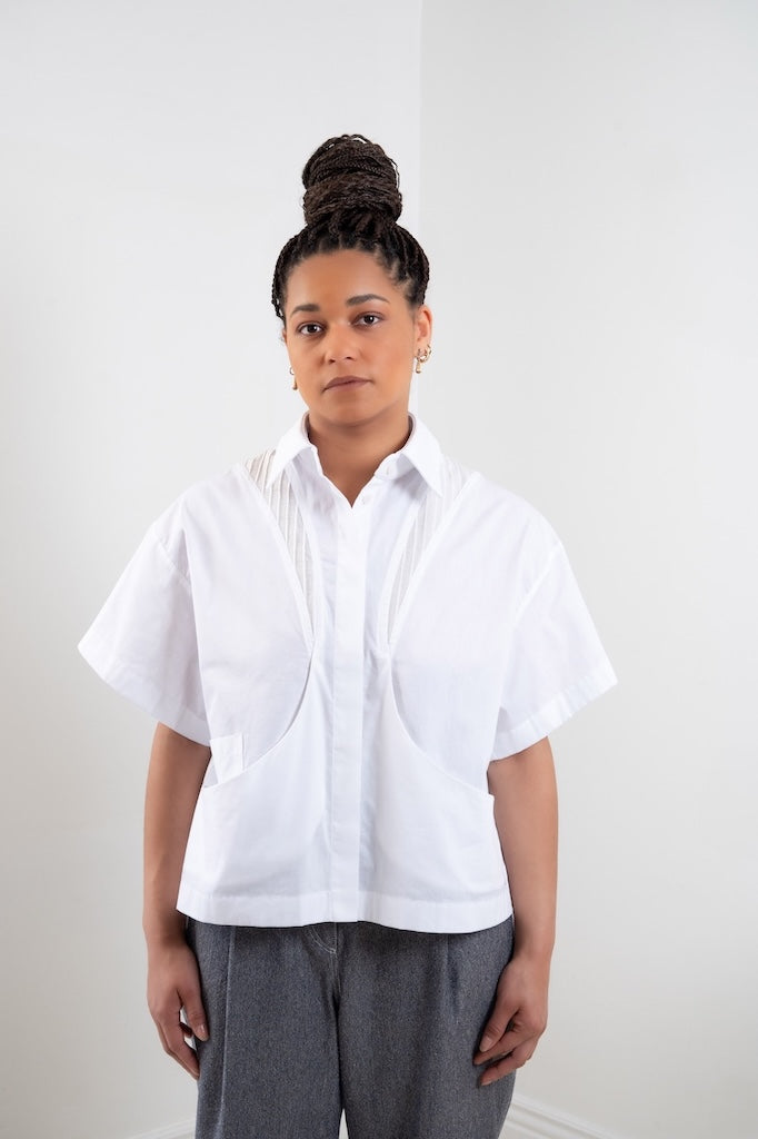 Chemise de travail Christine blanche col chemise, découpes en tissu plissé et poche larges arrondies, coupe structurée, 100% coton, popeline – Onarch, made in France