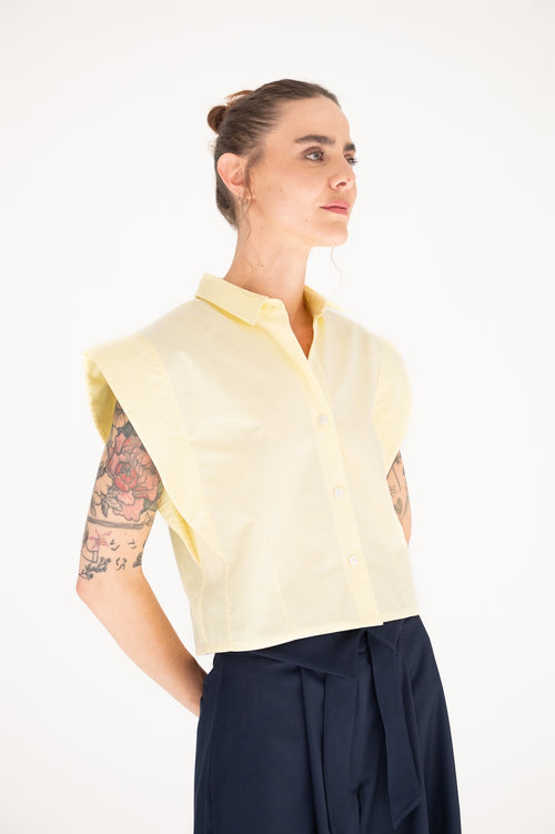 Chemisette Cheffe sans manches carrure large en oxford jaune 100% coton – vue 3/4 mains croisées – Onarch