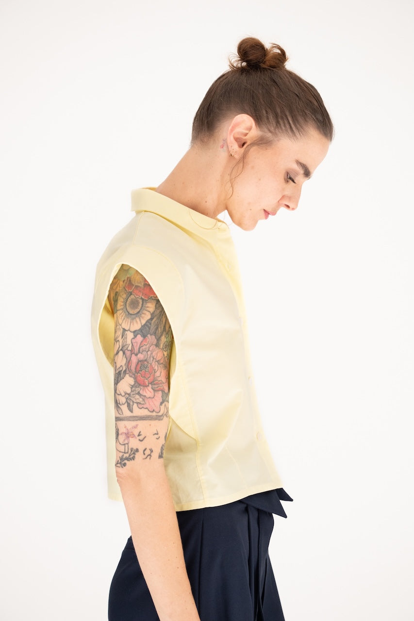 Chemisette Cheffe sans manches carrure large en oxford jaune 100% coton – vue de profil tête baissée – Onarch
