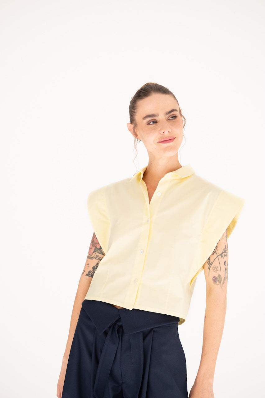 Chemisette Cheffe sans manches carrure large en oxford jaune 100% coton – vue face attitude penchée en arrière côté – Onarch
