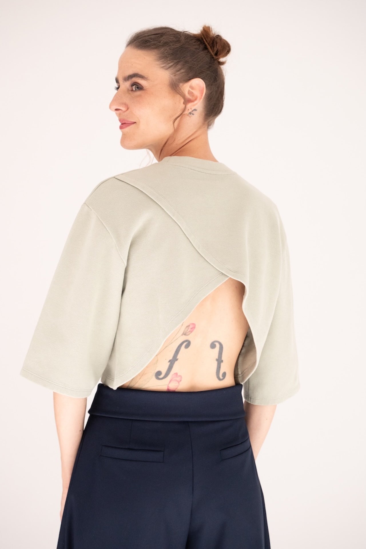 Cropped top croisé dos en jersey coton organique certifié GOT vert gris  – vue 3/4 dos  – Onarch