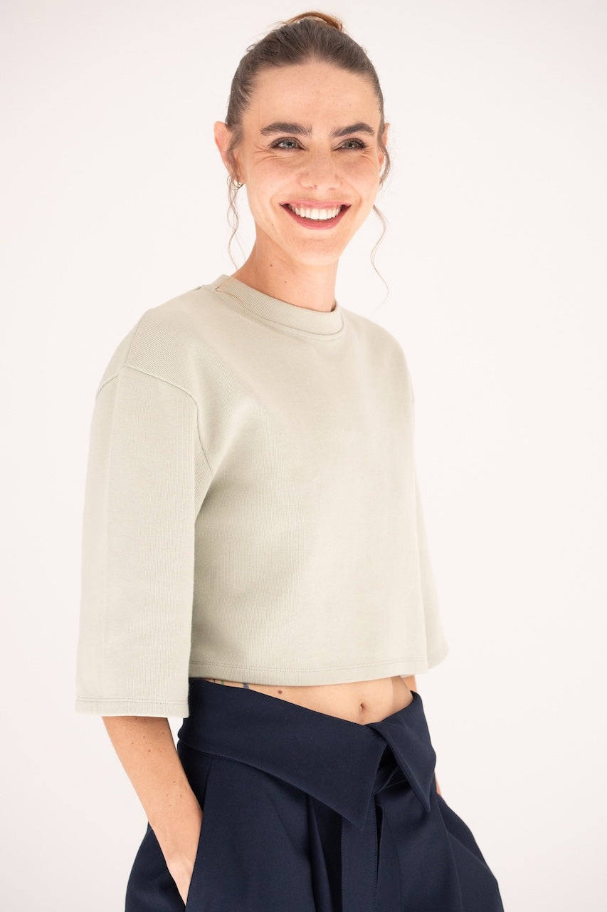 Cropped top en jersey coton organique certifié GOT vert gris – vue 3/4 face attitude – Onarch