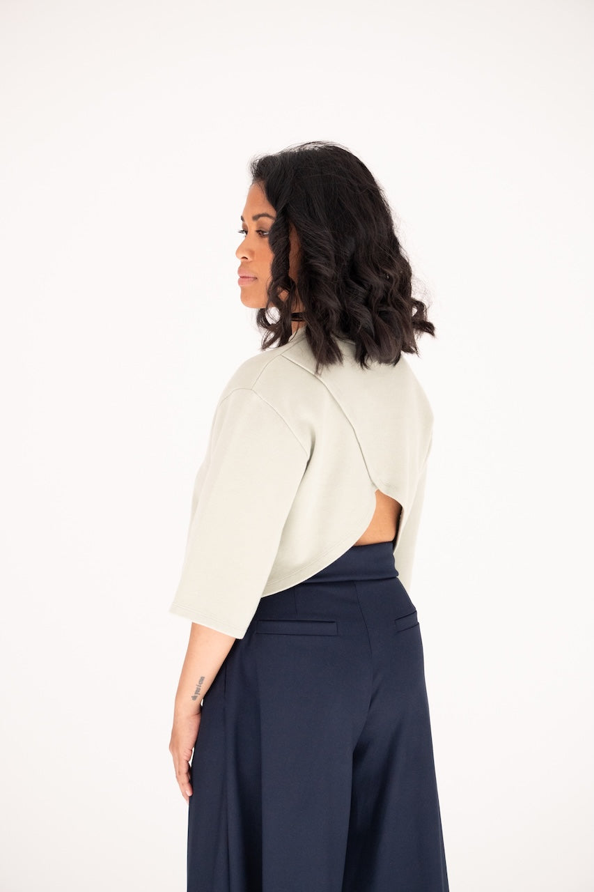 Cropped top croisé dos en jersey coton organique certifié GOT vert gris  – vue 3/4 – Onarch