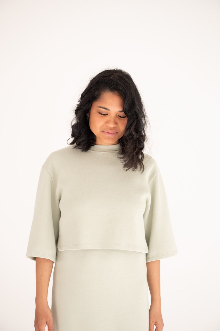 Ensemble Robe jersey débardeur bretelles et cropped top en coton organique certifié GOT vert gris - manches 3/4 sur top – vue de face – Onarch