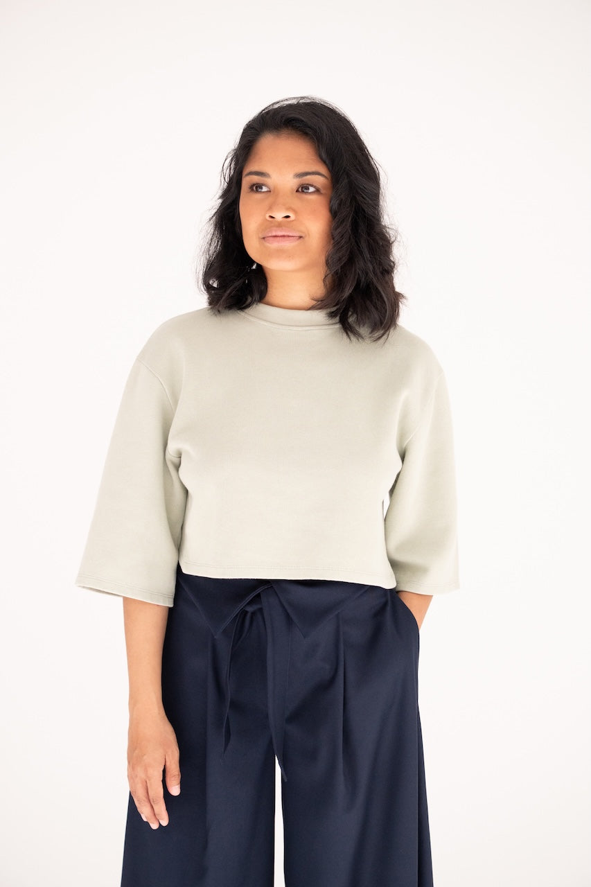 Cropped top en jersey coton organique certifié GOT vert gris – vue face main dans la poche – Onarch