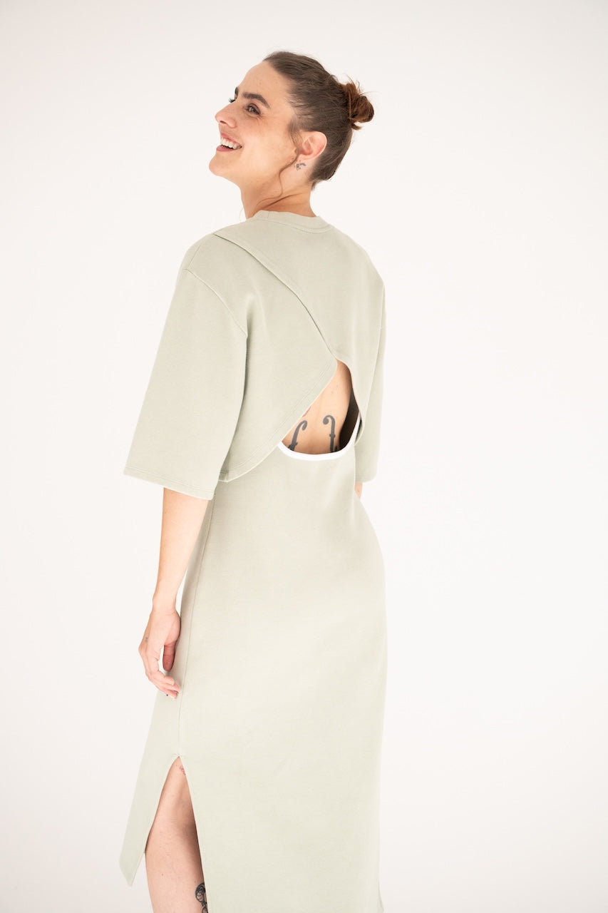 Ensemble Robe jersey débardeur bretelles et cropped top en coton organique certifié GOT vert gris - décolleté dos nu croisé - fentes sur bas asymétrique robe – vue de 3/4 dos – Onarch