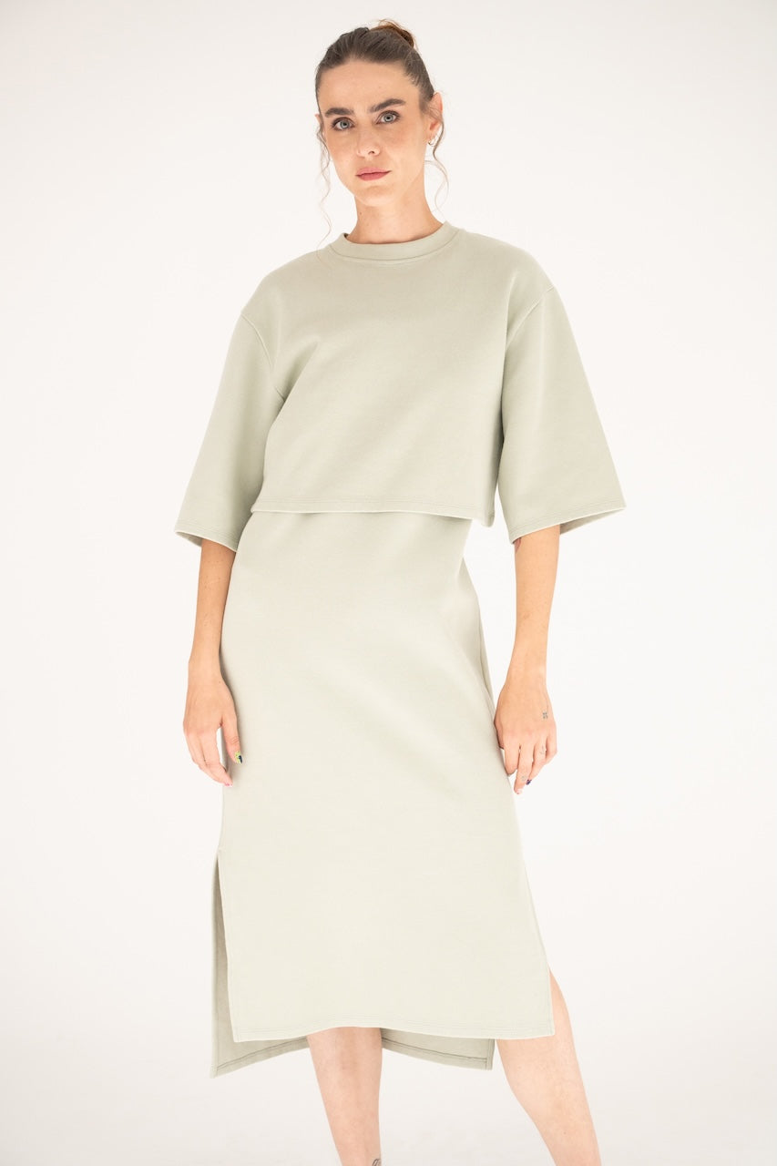 Ensemble Robe jersey débardeur bretelles et cropped top en coton organique certifié GOT vert gris - avec fentes sur bas asymétrique de la robe et manches 3/4 sur top – vue de face – Onarch