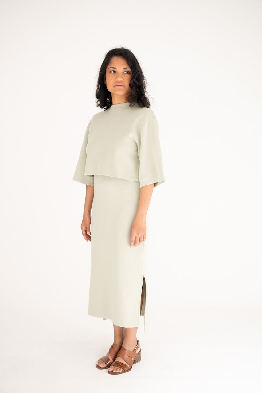 Ensemble Robe jersey débardeur bretelles et cropped top en coton organique certifié GOT vert gris - avec fentes sur bas asymétrique de la robe et manches 3/4 sur top – vue de 3/4 face – Onarch
