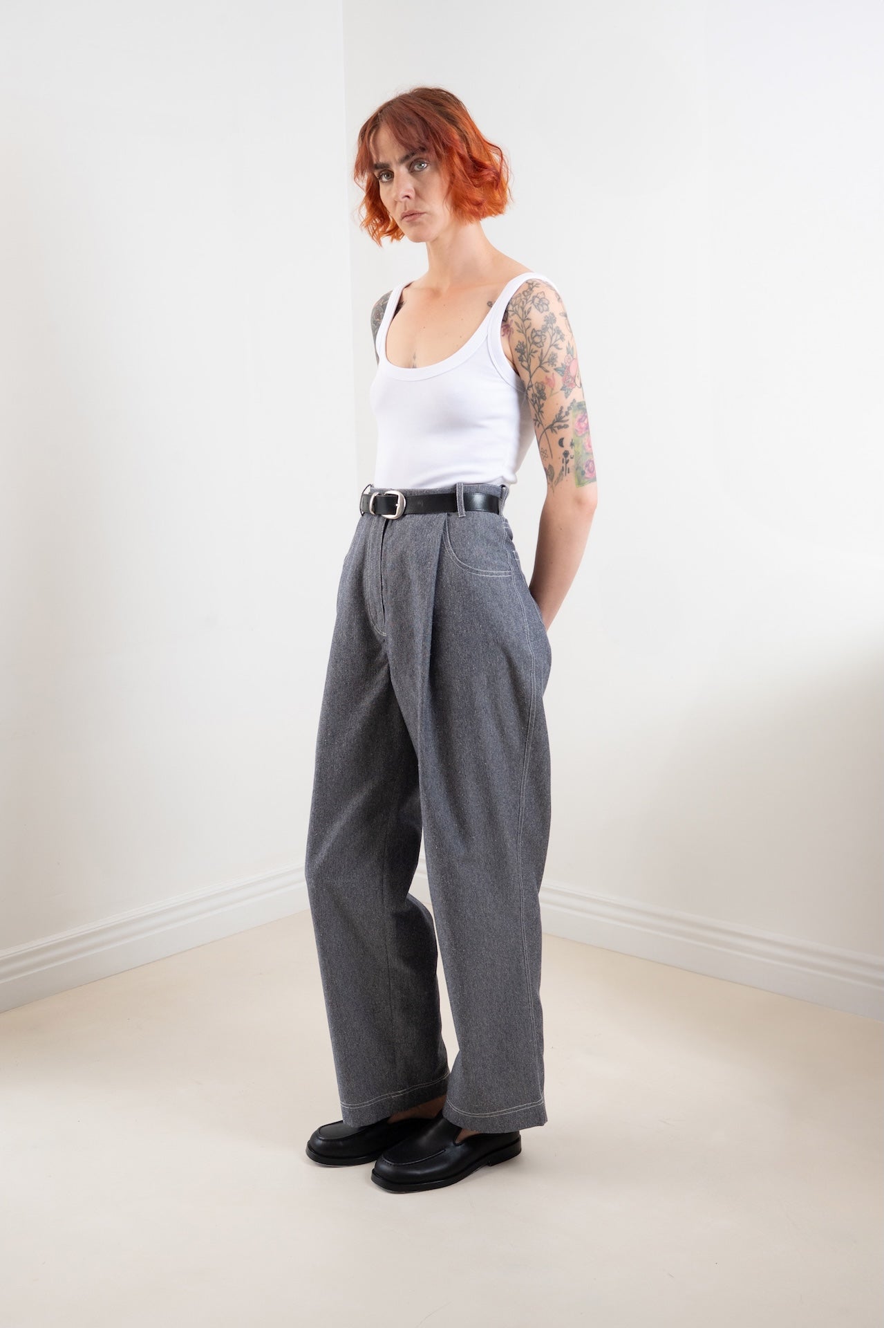 Pantalon loose Irma – vue trois quarts, plis marqués, surpiqûres contrastées, Made in France, tissu gris chiné issu de fin de stock - Onarch