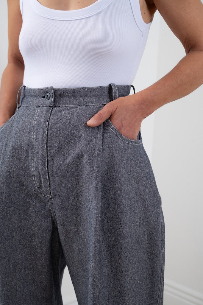 Pantalon loose Irma – détail poche, surpiqûres contrastées, fabrication française, tissu gris chiné issu de fin de stock - Onarch