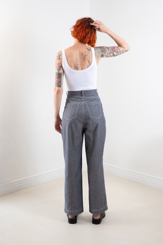 Pantalon loose Irma – vue de dos, poches plaquées, surpiqûres contrastées, Made in France, tissu gris chiné issu de fin de stock - Onarch