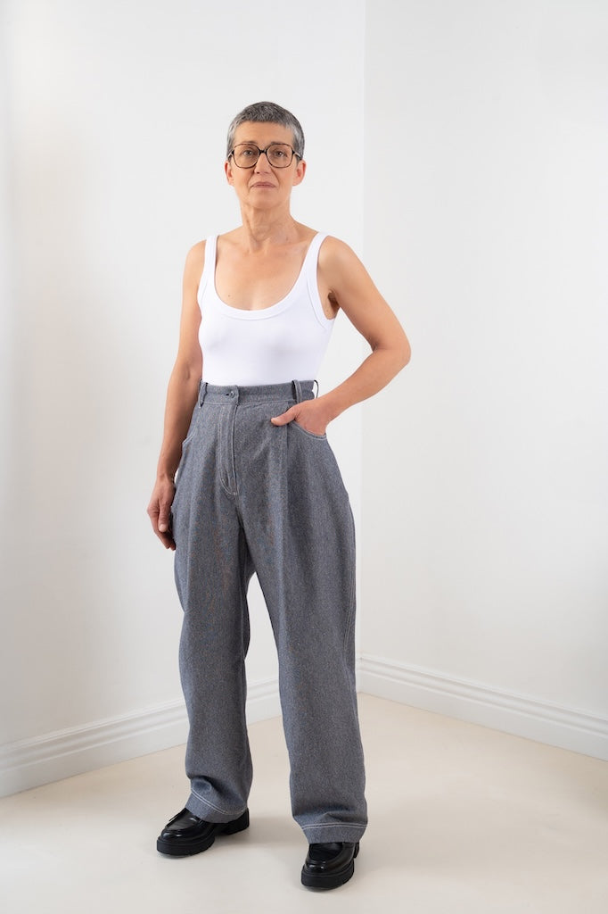 Pantalon loose Irma – vue de face, surpiqûres contrastées, zip et bouton sur ceinture, plis marqués, Made in France, tissu gris chiné issu de fin de stock - Onarch