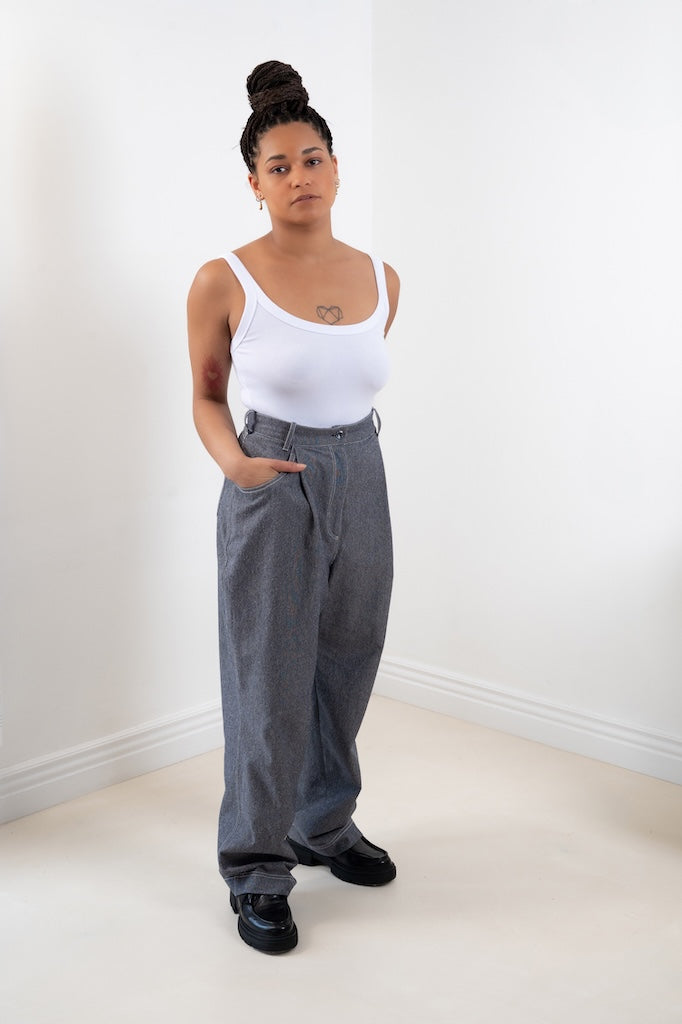 Pantalon loose Irma – vue de face, zip et bouton sur ceinture, plis marqués, surpiqûres contrastées, artisanat français, tissu gris chiné issu de fin de stock - Onarch