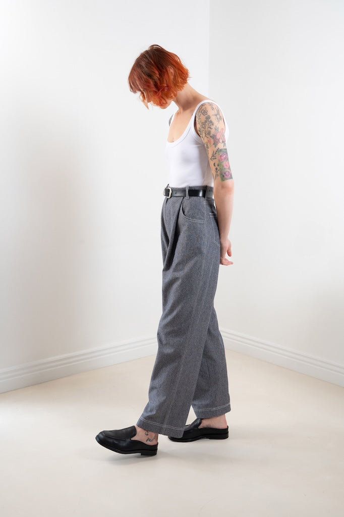 Pantalon loose Irma – profil en marche, coupe élégante, poches devant, fabrication française, tissu gris chiné issu de fin de stock - Onarch