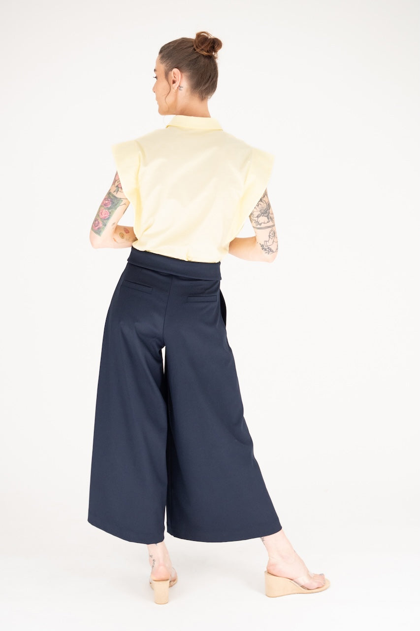 Pantalon jupe culotte taille haute rabattue poches passepoilées sur fesses et poches coutures côtés bleu marine – vue dos – Onarch