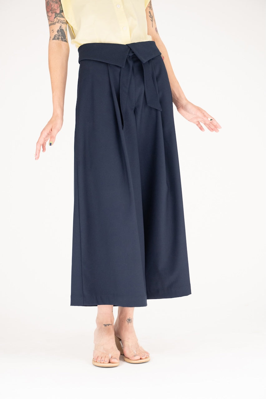Pantalon jupe culotte à plis taille haute rabattue ceinture nouée bleu marine  poches coutures côté – vue face jambes – Onarch