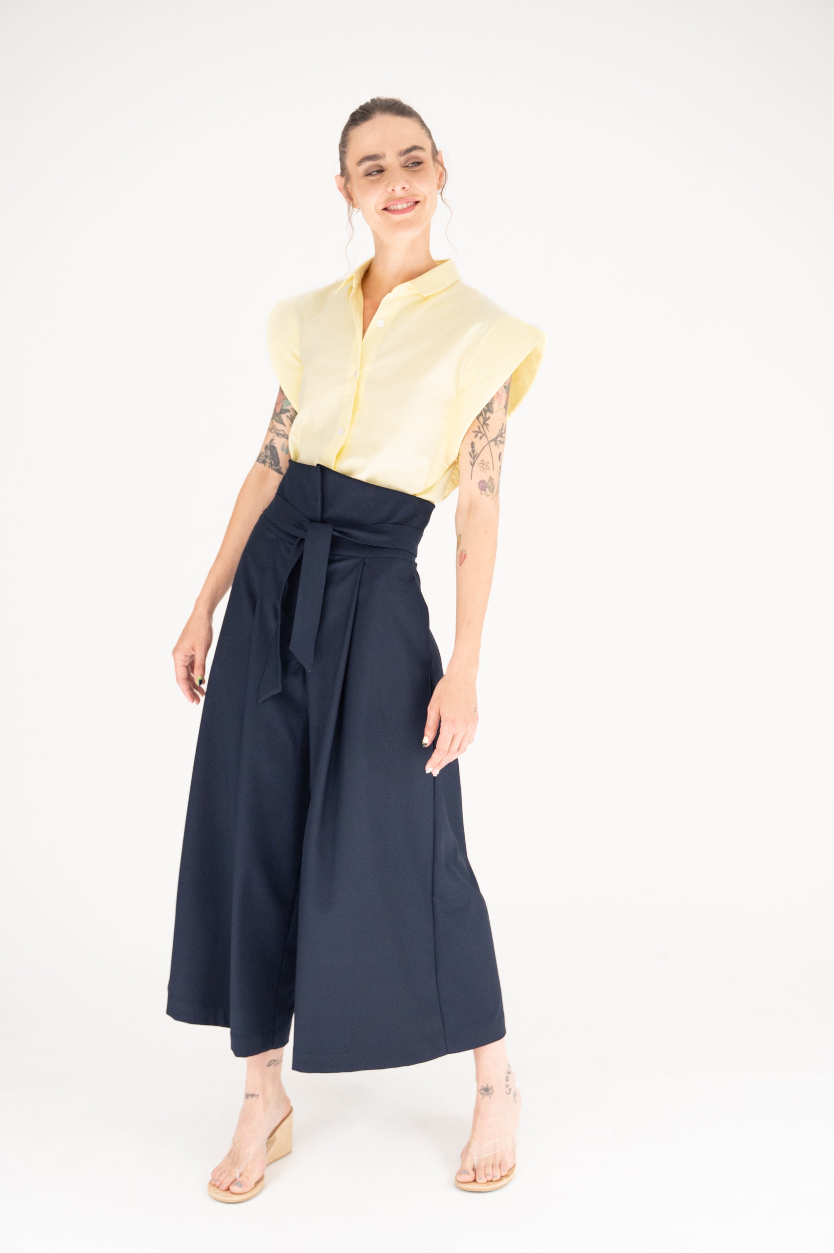 Pantalon jupe culotte à plis taille haute relevée et poches coutures côtés bleu marine – vue 3/4 face – Onarch