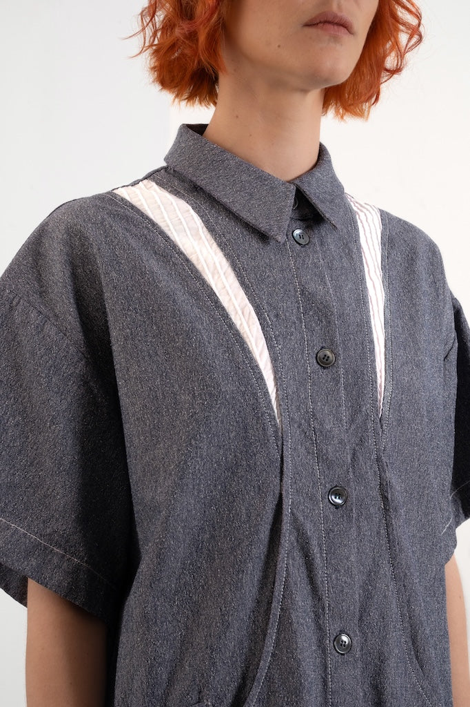 Robe Léa – détail des découpes blanches plissées, oversize, tissu gris chiné, col et boutons nacres, savoir-faire artisanal - Onarch