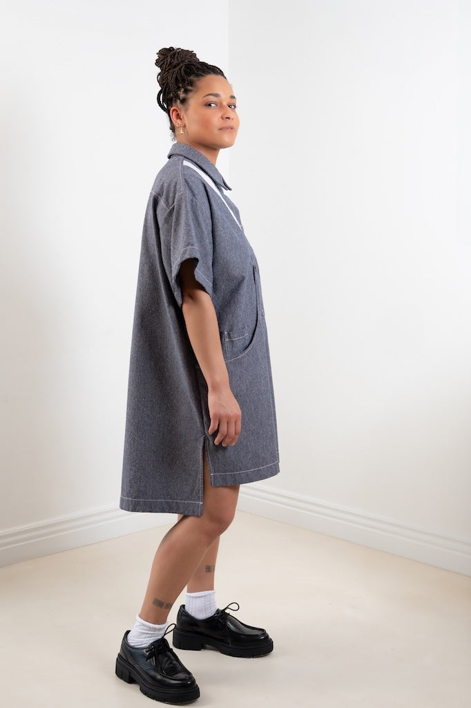 Robe Léa – vue de profil, coupe élégante, asymétrique et épurée, Onarch, tissu gris chiné, made in France