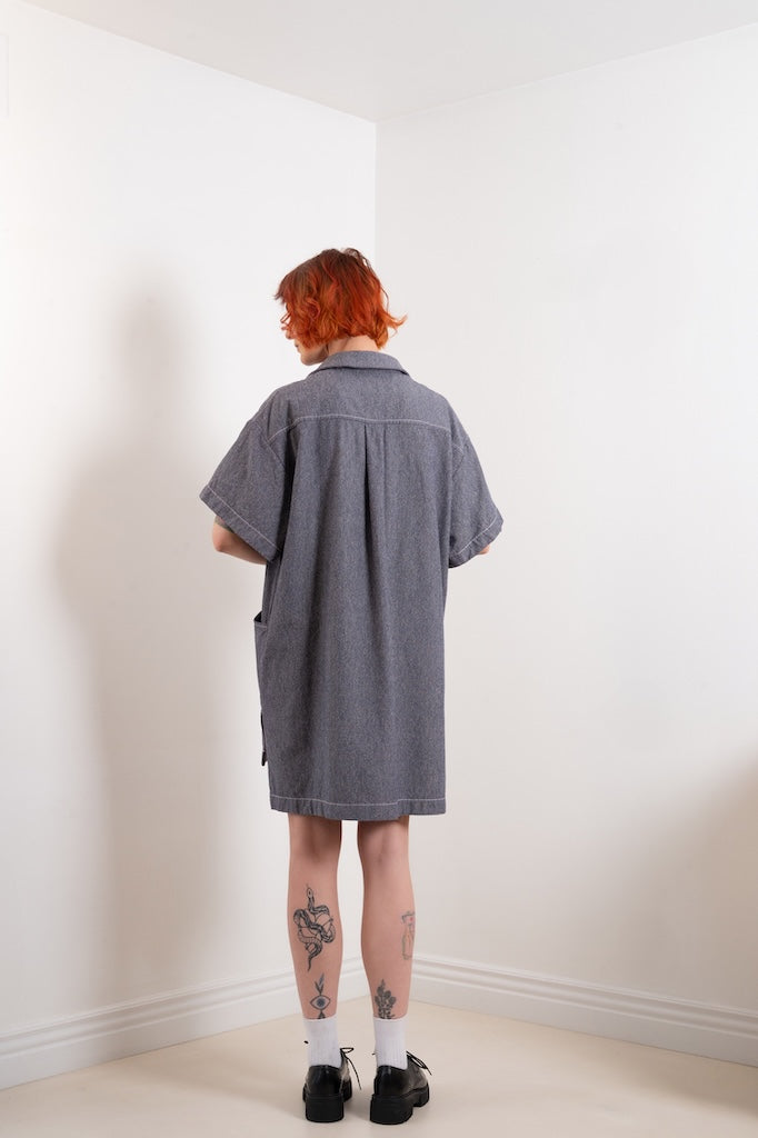 Robe Léa – oversize, structurée, asymétrique vue de dos, finitions artisanales soignées, tissu gis chiné - Onarch