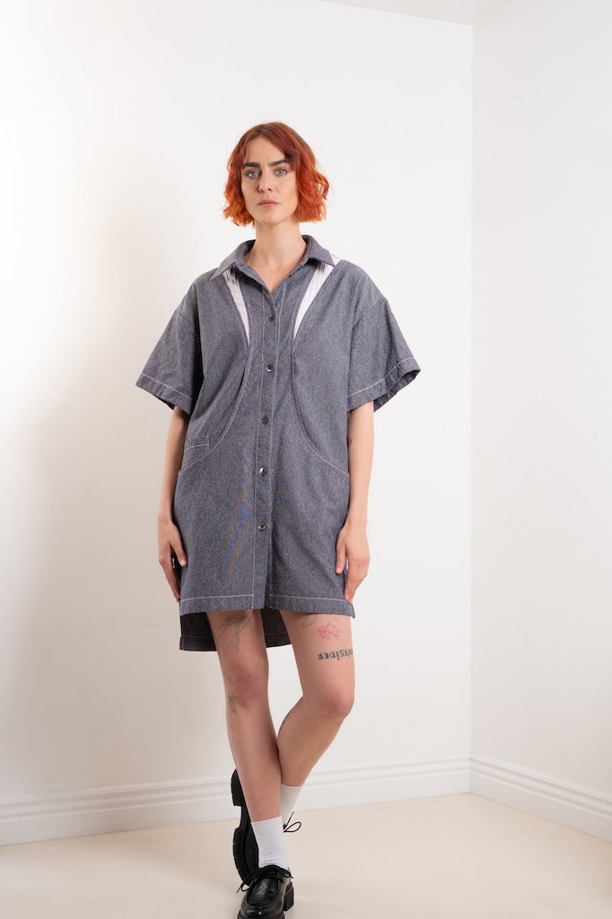 Robe Léa – vue face attitude, silhouette féminine et structurée, oversize, découpe tissu blanc plissé, tissu gris chiné, col et boutons nacres - Onarch