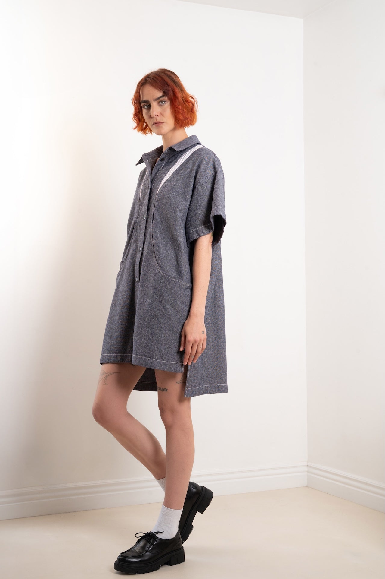 Robe Léa – vue trois quarts en marche, robe artisanale élégante, oversize, découpe tissu blanc plissé, tissu gris chiné, col et boutons nacres - Onarch
