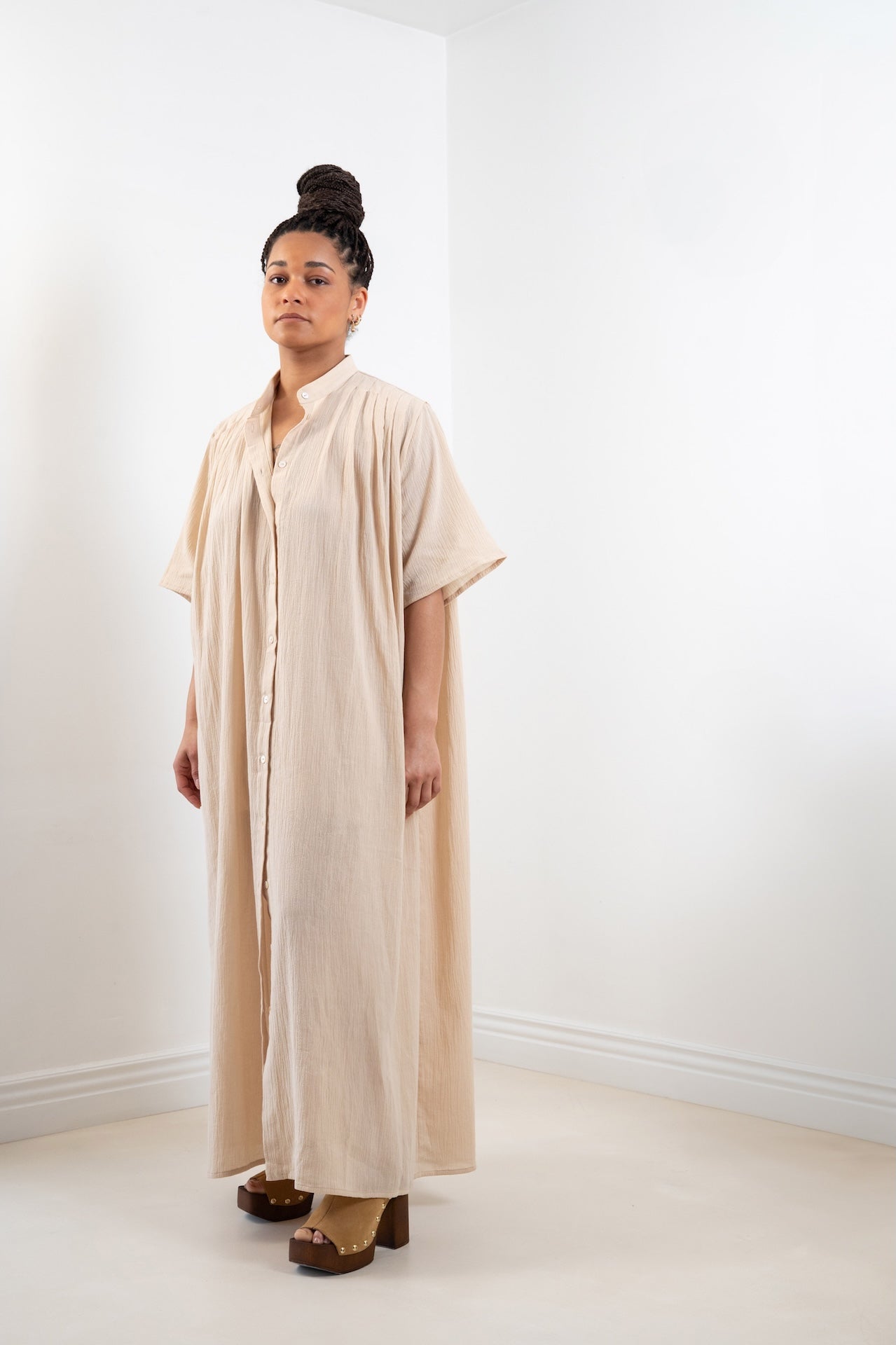 Maxi dress Robe Marine plissée oversize  couleur sable 100% coton, col officier, boutons nacres, vue trois quart – Onarch