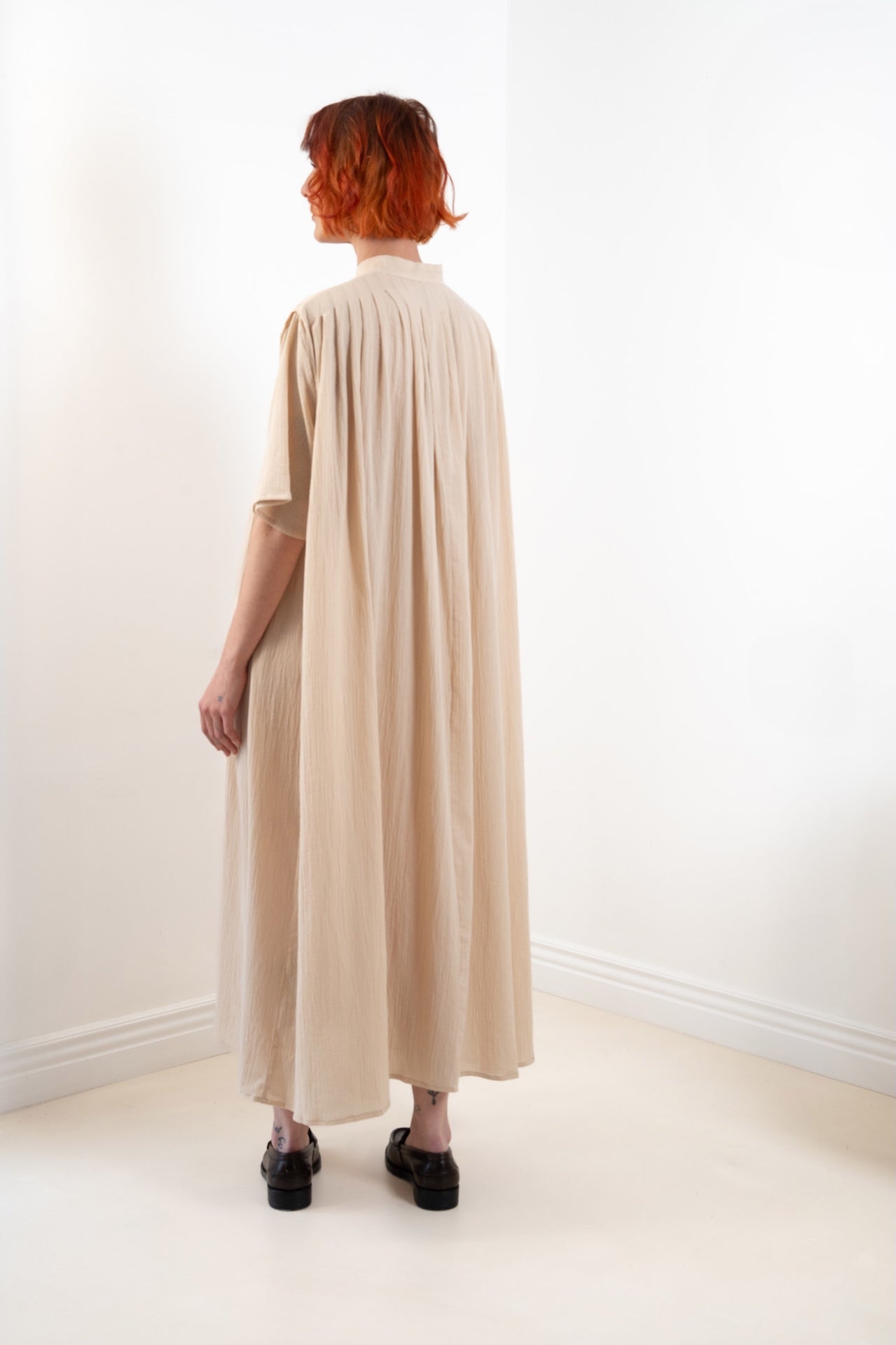 Maxi dress Robe Marine plissée oversize  couleur sable 100% coton, col officier, vue de dos – Onarch