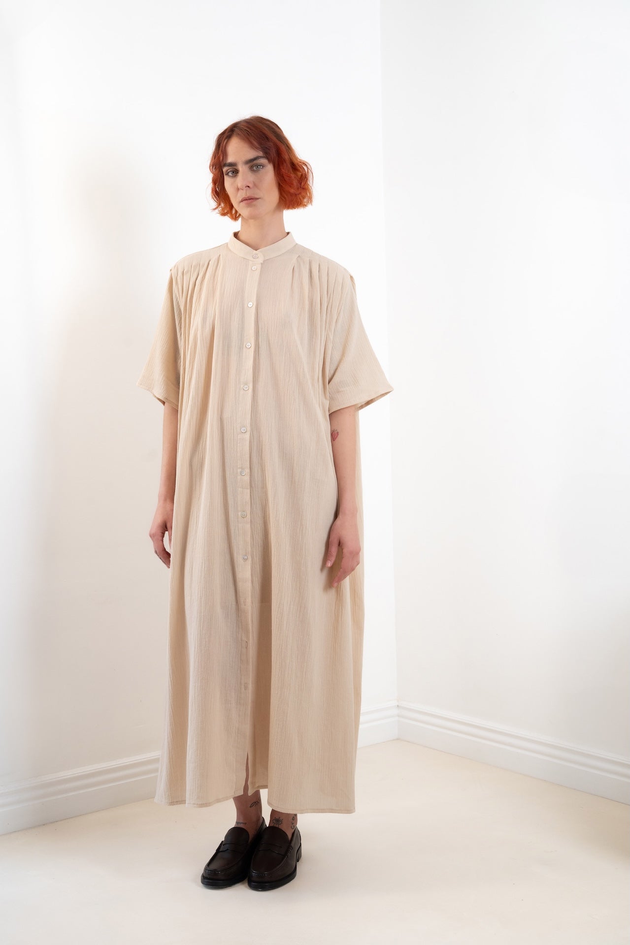 Maxi dress Robe Marine plissée oversize  couleur sable 100% coton, col officier, boutons nacres, vue de face – Onarch