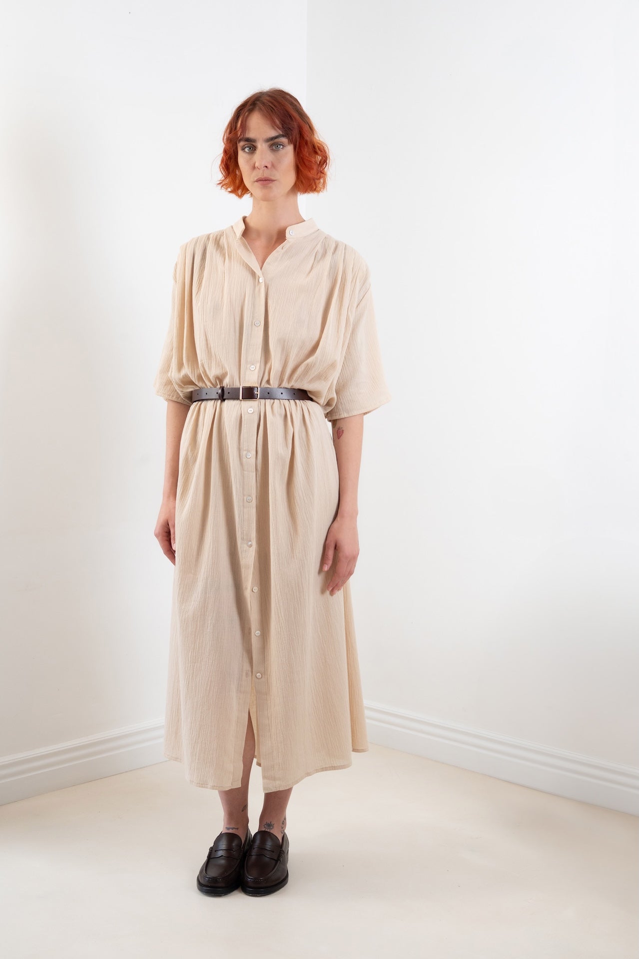 Maxi dress Robe Marine plissée oversize  couleur sable 100% coton, boutons nacres, col officier portée ceinturée, vue de face – Onarch