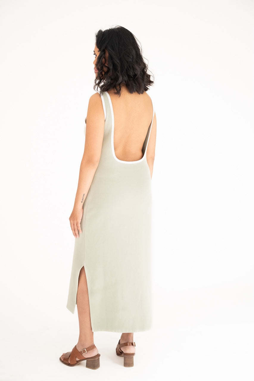 Robe jersey débardeur bretelles coton organique certifié GOTS vert gris décolleté dos avec fentes sur bas asymétrique – vue de 3/4 dos – Onarch