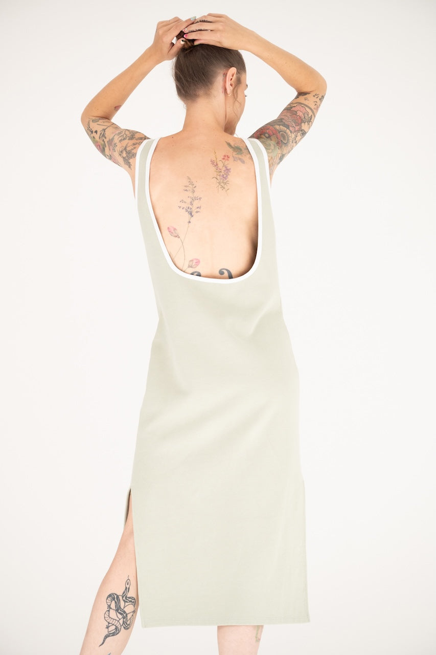 Robe jersey débardeur bretelles coton organique certifié GOTS vert gris décolleté dos avec fentes sur bas asymétrique – vue de dos attitude – Onarch