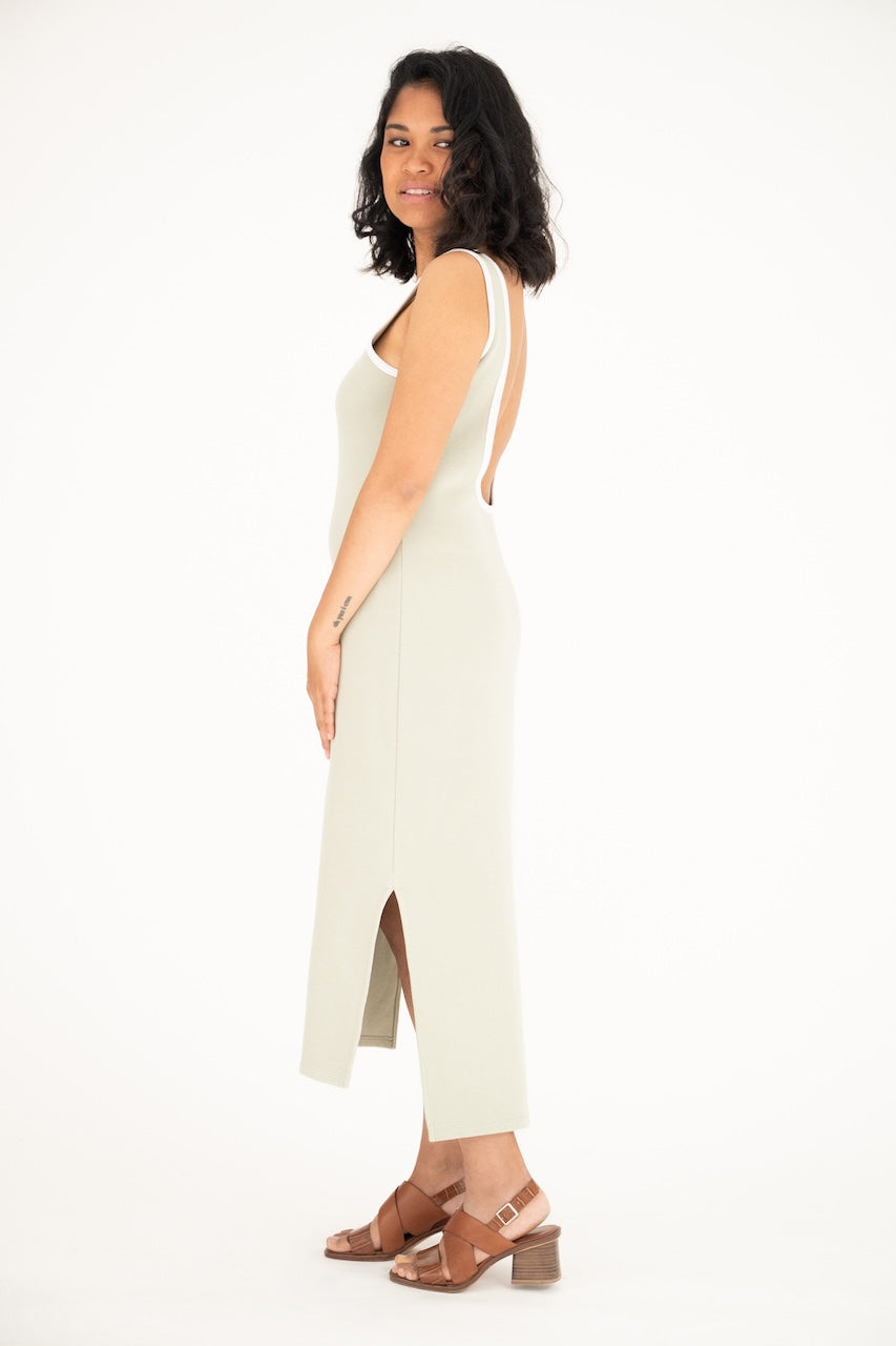 Robe jersey débardeur bretelles coton organique certifié GOTS vert gris avec fentes sur bas asymétrique et décolleté dos – vue de profil – Onarch