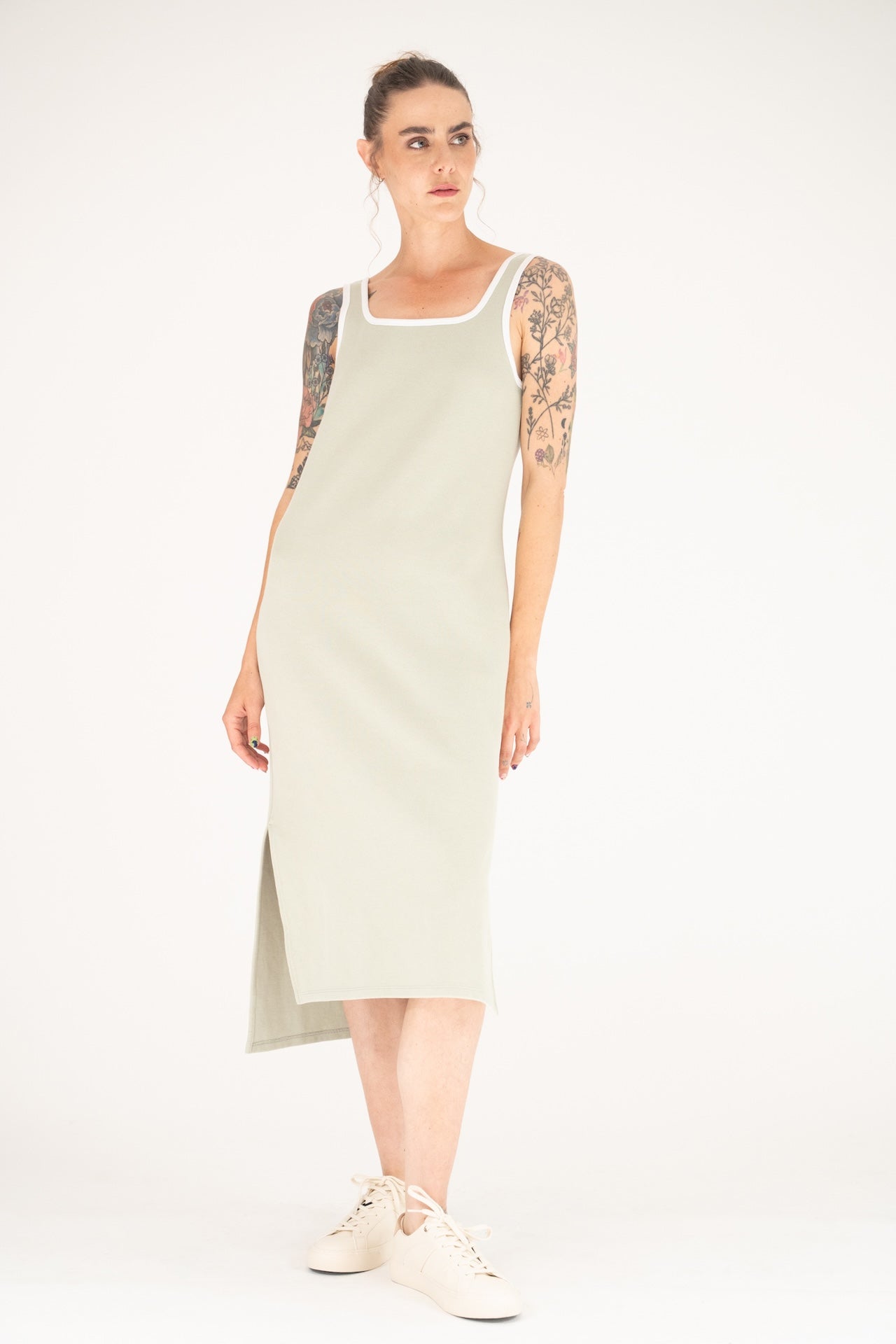 Robe jersey débardeur bretelles coton organique certifié GOTS vert gris avec fentes sur bas asymétrique – vue de face – Onarch