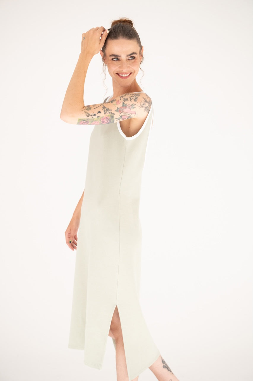 Robe jersey débardeur bretelles coton organique certifié GOTS vert gris avec fentes sur bas asymétrique – vue de profil – Onarch