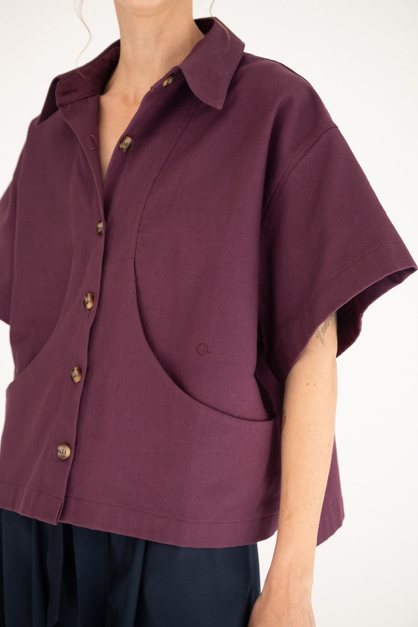 Surchemise Christine en gabardine coton pourpre carrure large manches courtes surpiqûres – détails broderie poches arrondies boutons cornes marrons – Onarch