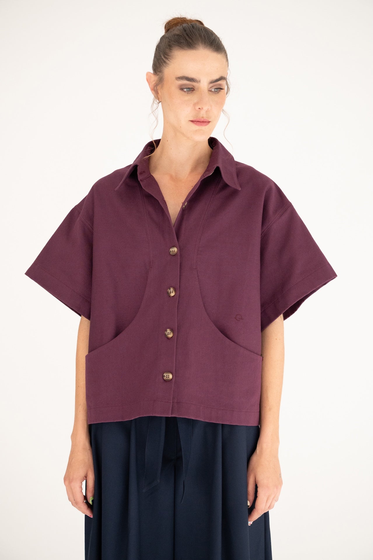 Surchemise Christine fermée en gabardine coton pourpre carrure large manches courtes surpiqûres broderie – vue face poches arrondies boutons cornes marrons – Onarch