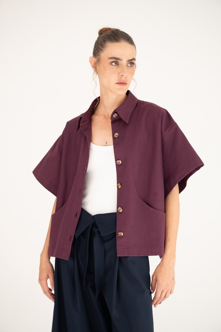 Surchemise Christine ouverte en gabardine coton pourpre carrure large manches courtes surpiqûres broderie – vue face poches arrondies boutons cornes marrons – Onarch